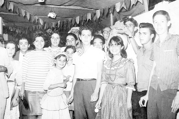 Uma ótima colaboração me foi trazida pelo dentista Luís Antônio da Silveira, nosso leitor assíduo. A foto é de 20 de junho de 1964, do fotógrafo Jair, durante uma festa junina que acontecia na Cidade Nova, proximidades da igreja de Nossa Senhora das Graça